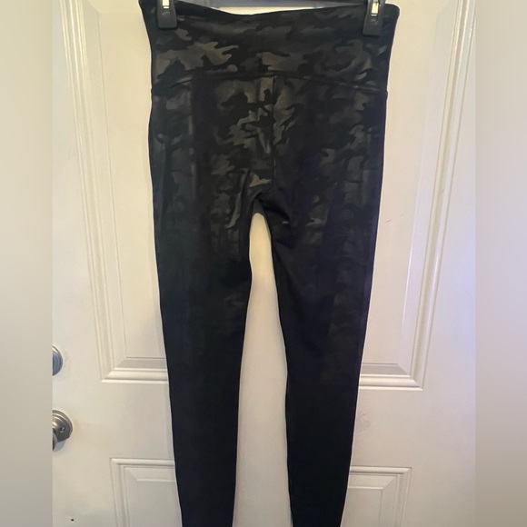 Spanx Faux Leather Camo Print Leggings Metallic Size Large - Picture 4 of 4